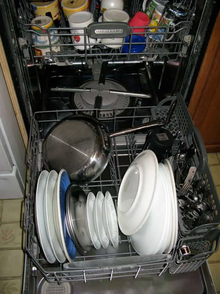 load a dishwasher with dishes