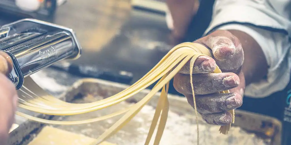 How to Use a Pasta Machine (6 Simple Steps)